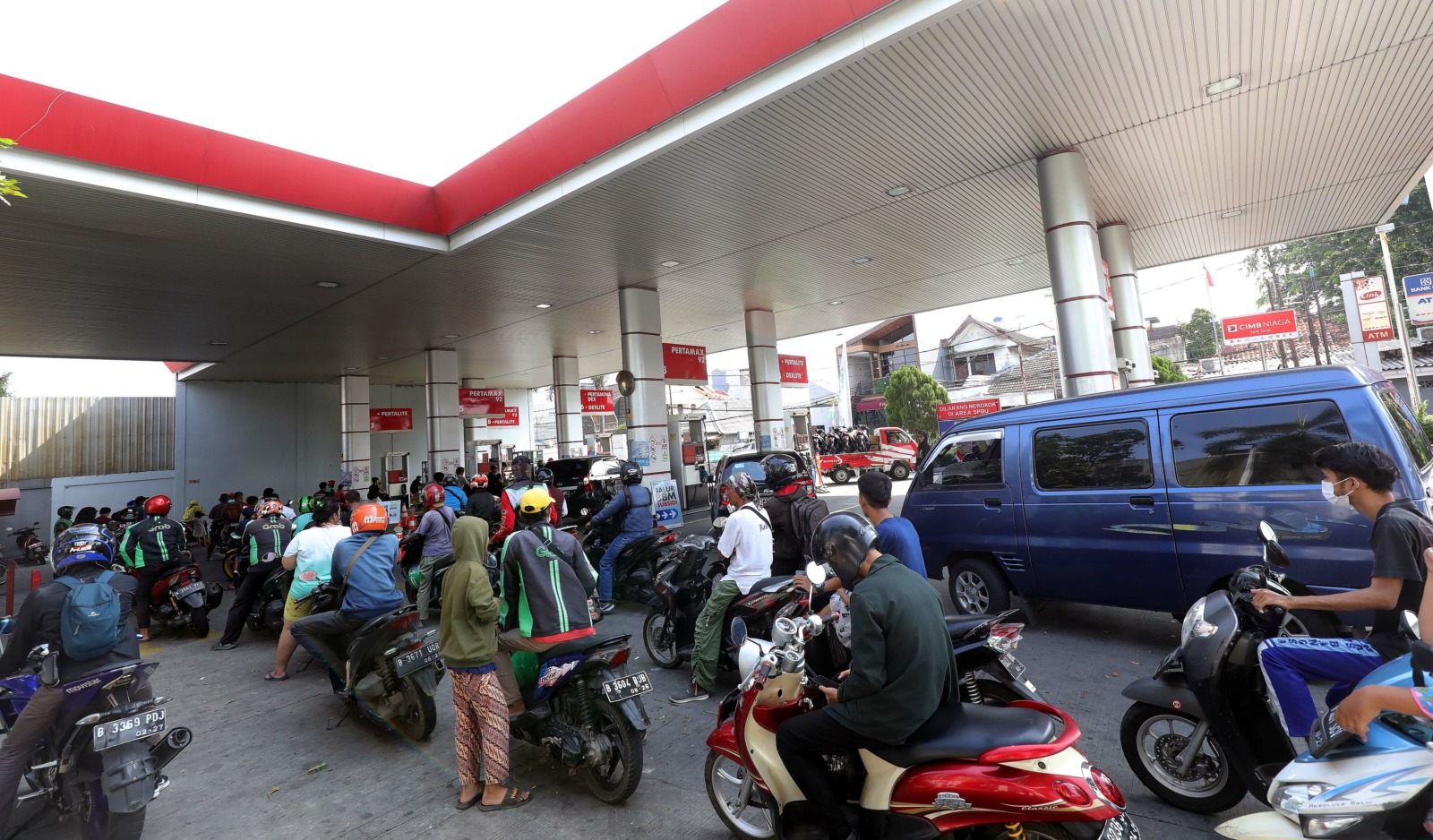 Sejumlah pengendara sepeda motor antre mengisi BBM jenis Pertalite di SPBU Senen,Jakarta, Sabtu (3/9/2022). Pemerintah menetapkan harga Pertalite dari Rp7.650 per liter menjadi Rp10 ribu per liter, Solar subsidi dari Rp5.150 per liter jadi Rp6.800 per lit