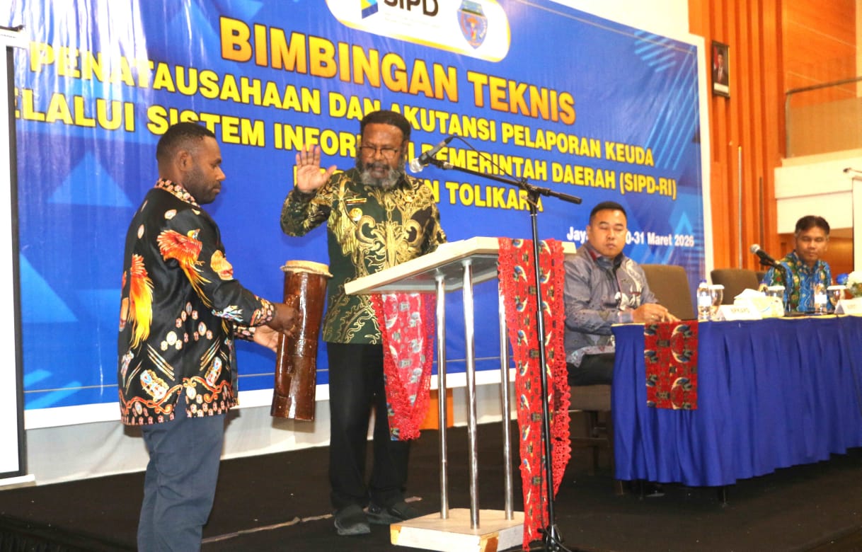 Bupati Tolikara Willem Wandik membuka kegiatan Bimbingan Teknis (Bimtek) Penatausahaan Pengelolaan Keuangan dalam Sistem Informasi Pemerintahan Daerah (SIPD), di Hotel Horison Jayapura.
