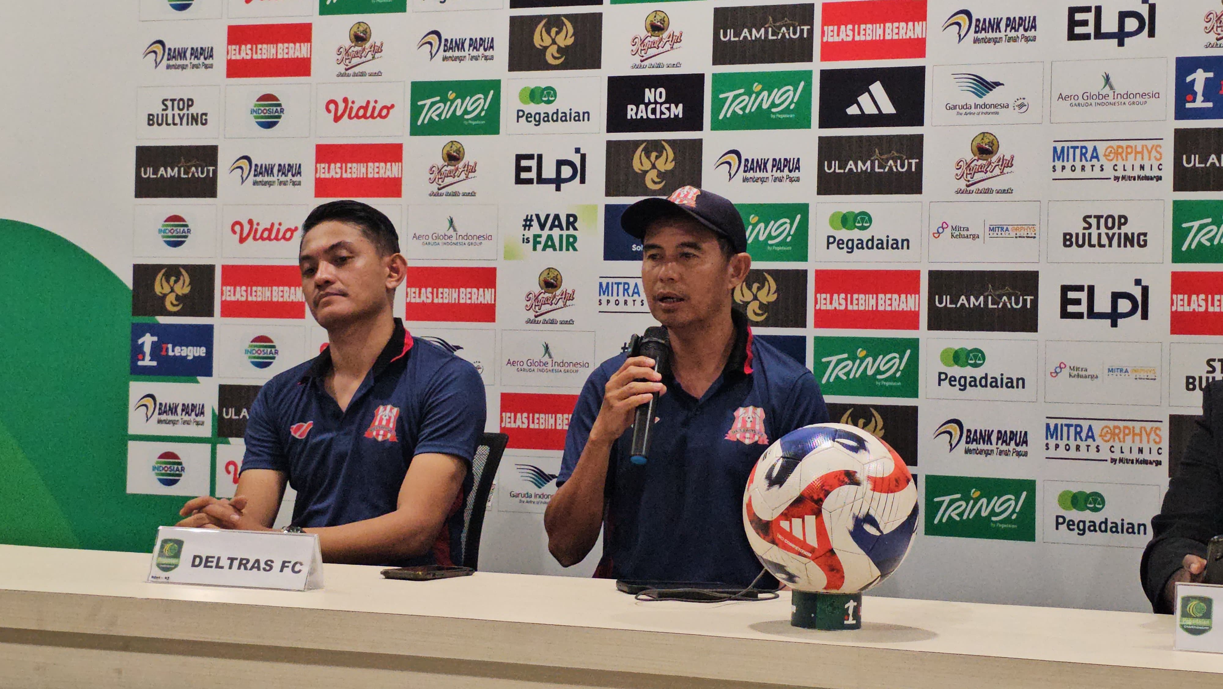 Pelatih Deltras, Nurul Huda saat memberikan keterangan pers usai pertandingan. (CEPOSONLINE.COM/HANS PALEN).  