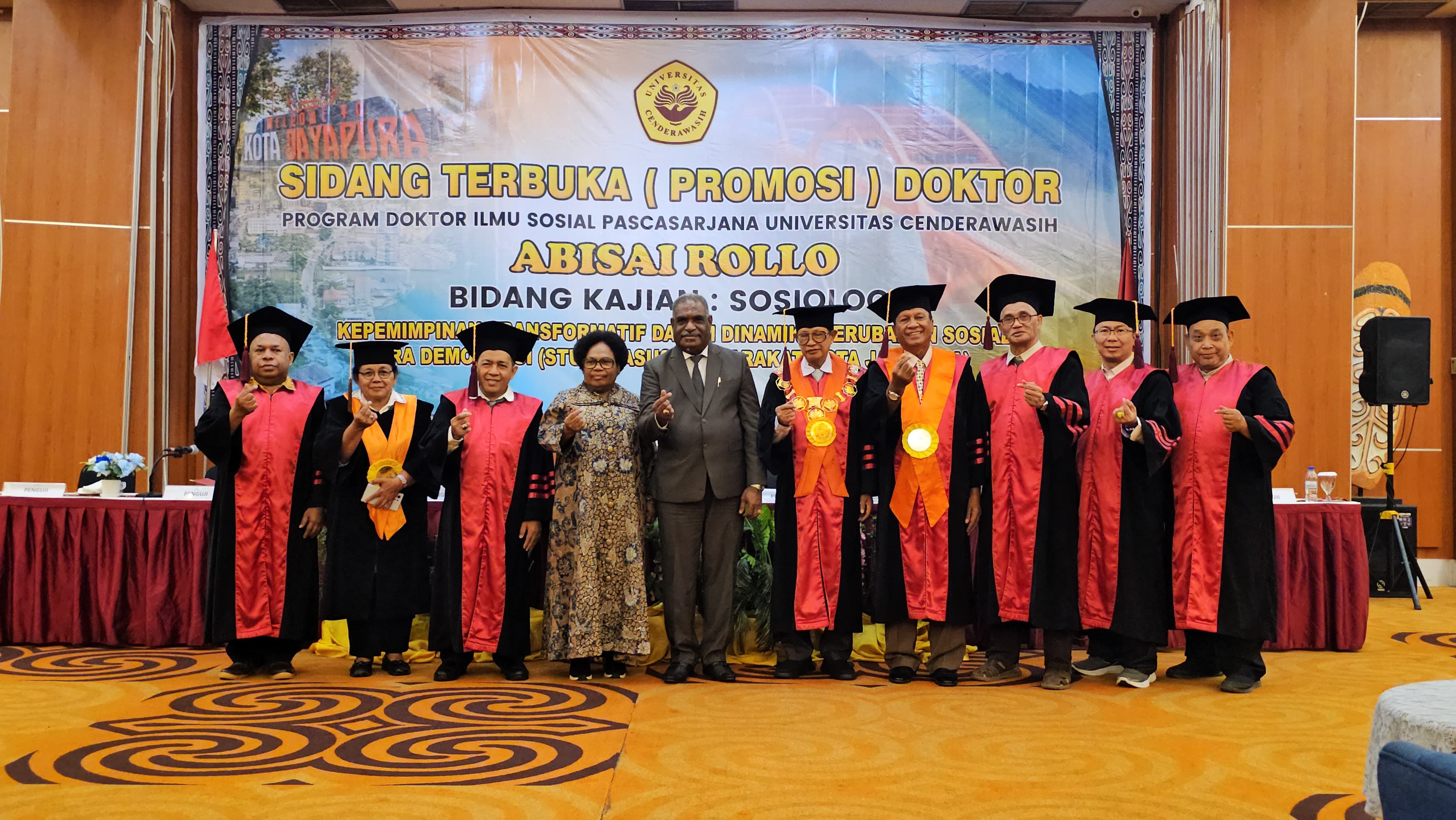 Wali Kota Jayapura, Abisai Rollo saat foto bersama para promotor usai Sidang Terbuka (Promosi) Doktor pada Program Pascasarjana Universitas Cenderawasih di Hotel Horizon, Kotaraja, Senin (30/3/2026).