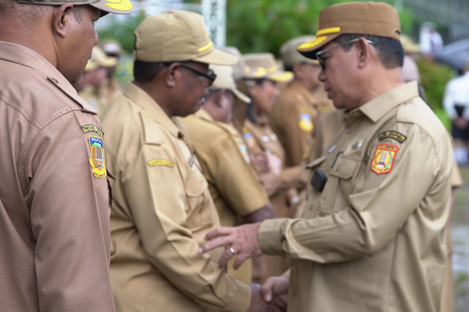 Pelaksana Tugas Sekretaris Daerah Kota Jayapura, Muchlis Karim saat bersalaman dengan pimpinan OPD usai apel gabungan ASN, Senin (30/3/2026). (CEPOSONLINE.COM/HANS PALEN).