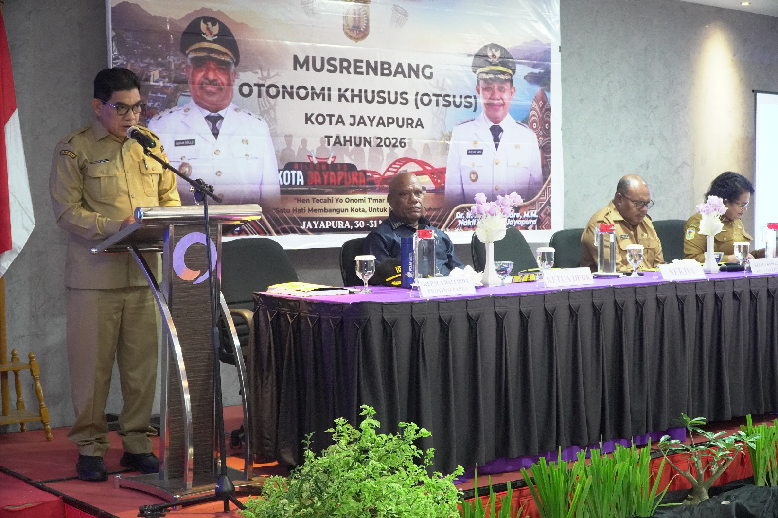 Plt. Sekda Kota Jayapura, Muchlis Karim saat membuka Musrenbang Otsus 2026, Senin (30/3/2026). (CEPOSONLINE.COM/HUMAS PEMKOT).