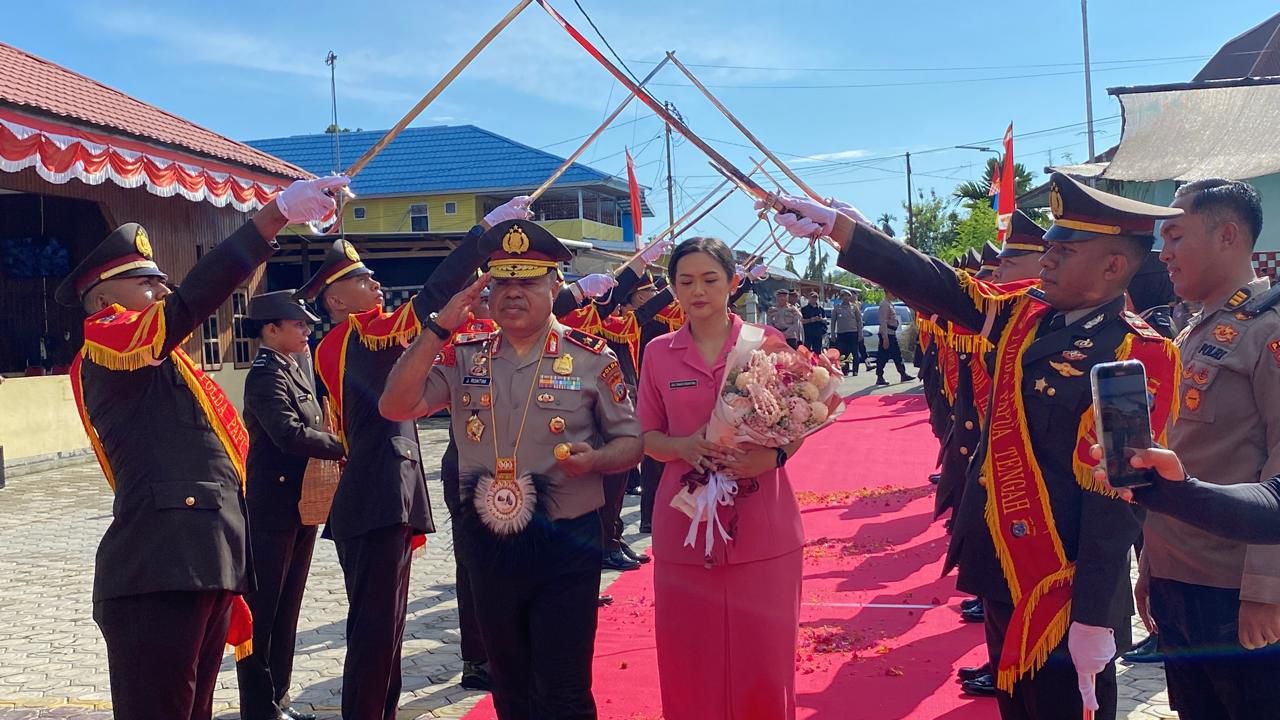 Kapolda Papua Tengah, Brigjen Pil Jermias Rontini saat disambut dengan tradisi pedang pora di Markas Polda Papua Tengah. (CEPOSONLINE.COM/THERESIA F. TEKEGE)