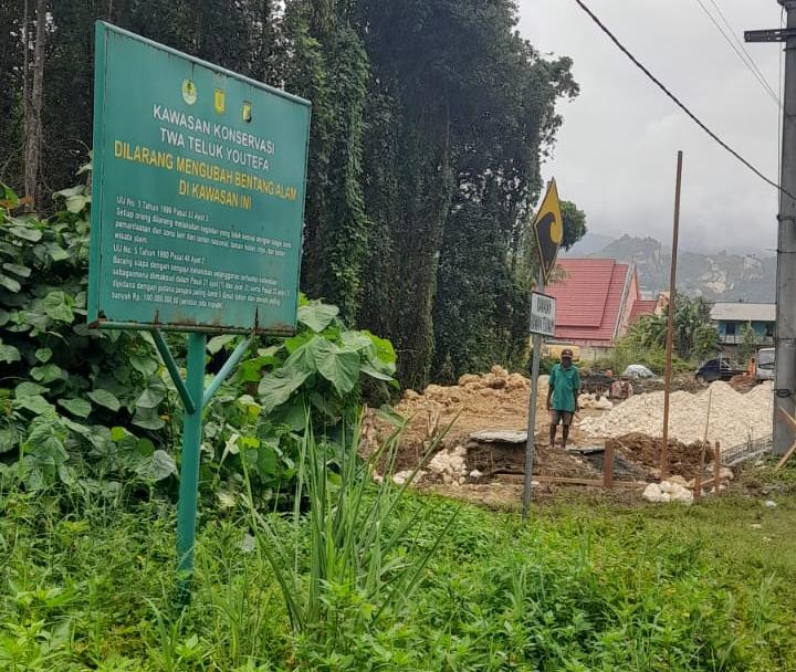 Aktivitas pembangunan di kawasan TWA Teluk Yotefa yang sedang dilakukan beberapa waktu terakhir. Lokasi ini merupakan kawasan hutan bakau satu-satunya yang dimiliki Kota Jayapura. (Ceposonline/Lucky)
