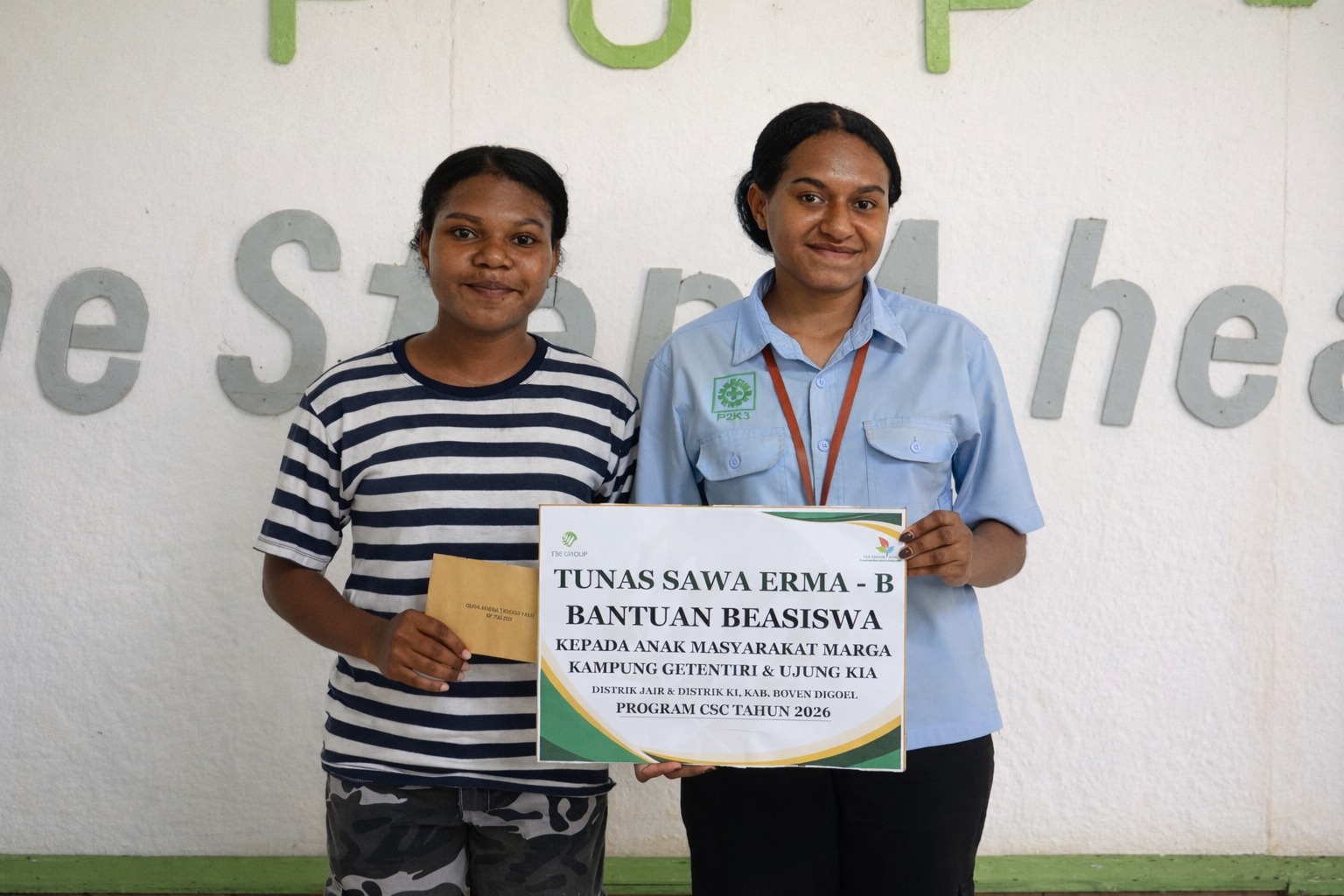 Olivia Yame dan Teda Gembenop usai penyerahan bantuan beasiswa dan honor guru dari TSE Group pada Selasa (24/3/2026).