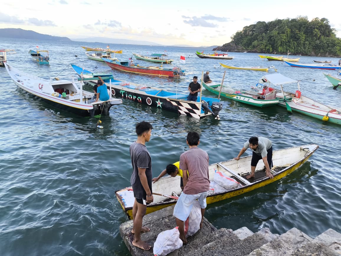  Sejumlah nelayan saat mendaratkan ikan hasil tangkapannya di PPI Hamadi beberapa waktu lalu.(Ceposoline.com/Dok.Cepos)