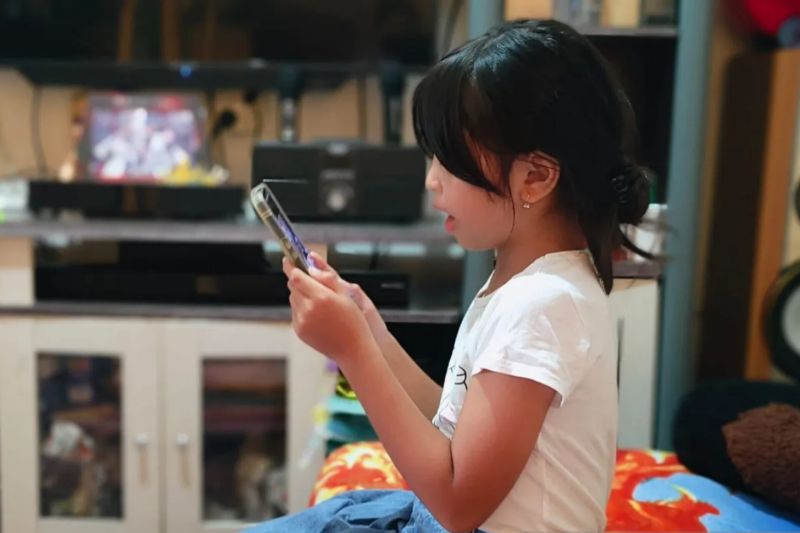  Anak mengakses media sosial melalui gawai. Pembatasan penggunaan media sosial di kalangan anak untuk menangkal dampak negatif. (Ceposonline.com/ANTARA/Dedi)