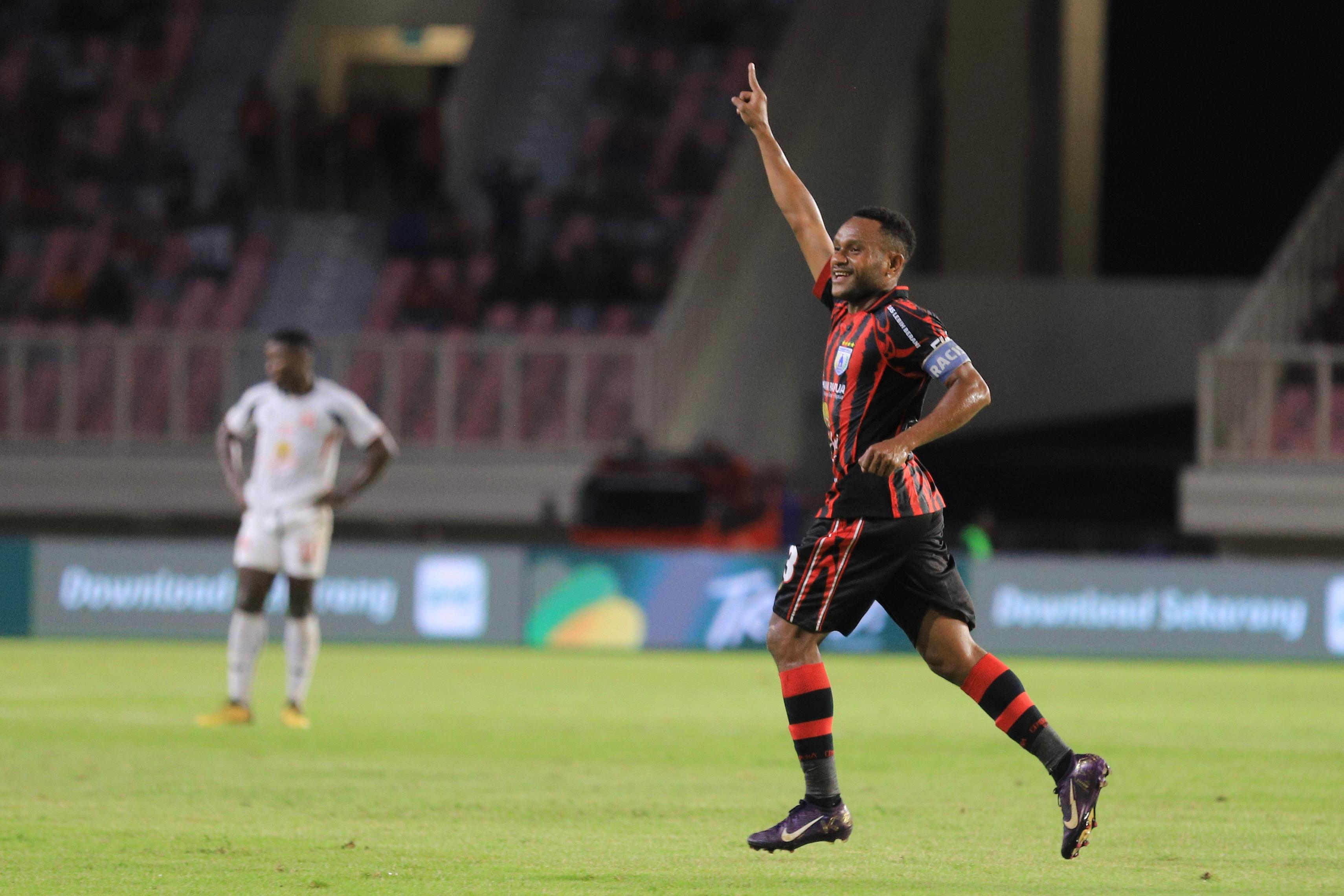 Gunansar Mandowen saat melakukan selebrasi usai mencetak gol ke gawang Deltras FC di Stadion Utama Lukas Enembe, Sabtu (28/3/2026). (CEPOSONLINE.COM/ERIANTO)