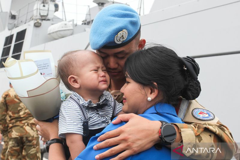 Personel TNI AL dari Satuan Tugas Maritime Task Force (MTF) TNI Kontingen Garuda XXVIII-P/UNIFIL memeluk istri dan anaknya usai turun dari KRI Sultan Iskandar Muda-367 setibanya di Surabaya.