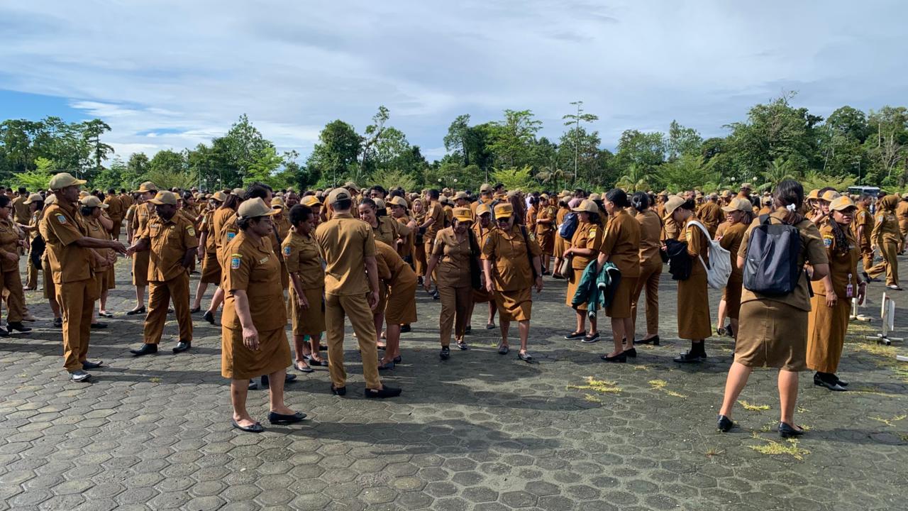 ASN di lingkup Pemkab Mimika usai mengikuti apel gabungan OPD di lapangan kantor Puspem, Senin (30/3/2026). (Foto: CEPOSONLINE.COM/MOH. WAHYU WELERUBUN). 