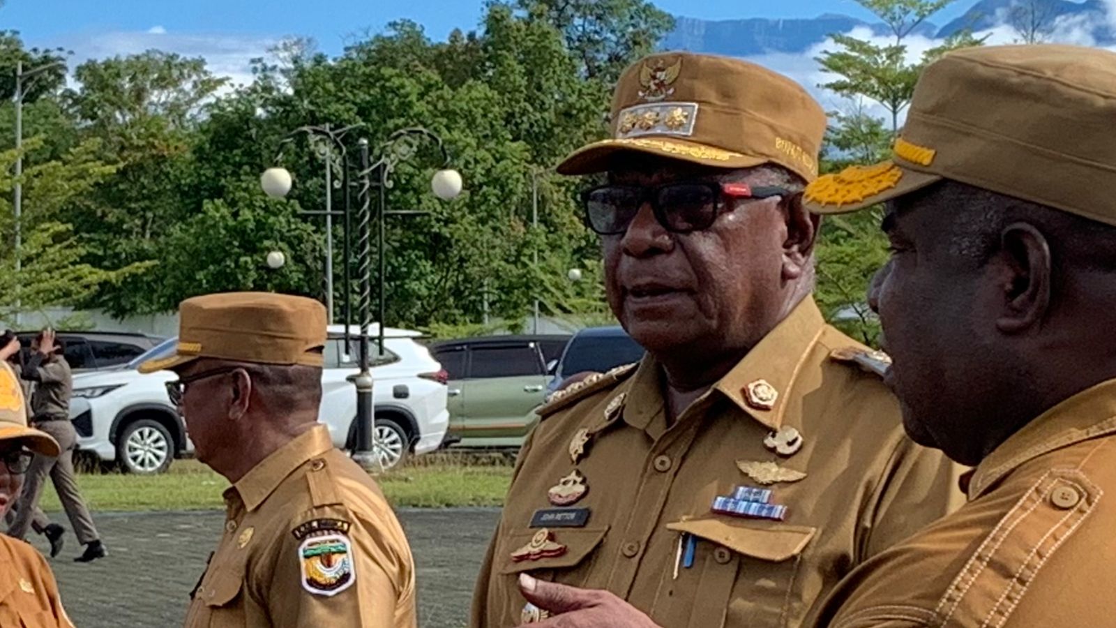 Bupati Mimika Johannes Rettob. (Foto: CEPOSONLINE.COM/MOH. WAHYU WELERUBUN).