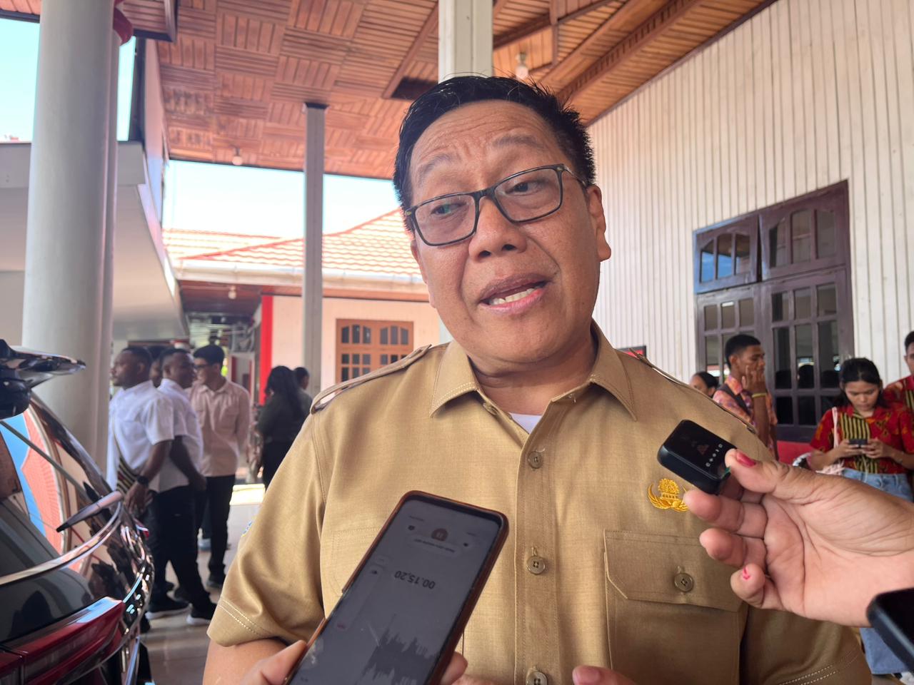 Penjabat Sekretaris Daerah Papua Tengah, Silwanus Sumule (CEPOSONLINE.COM/THERESIA F. TEKEGE).