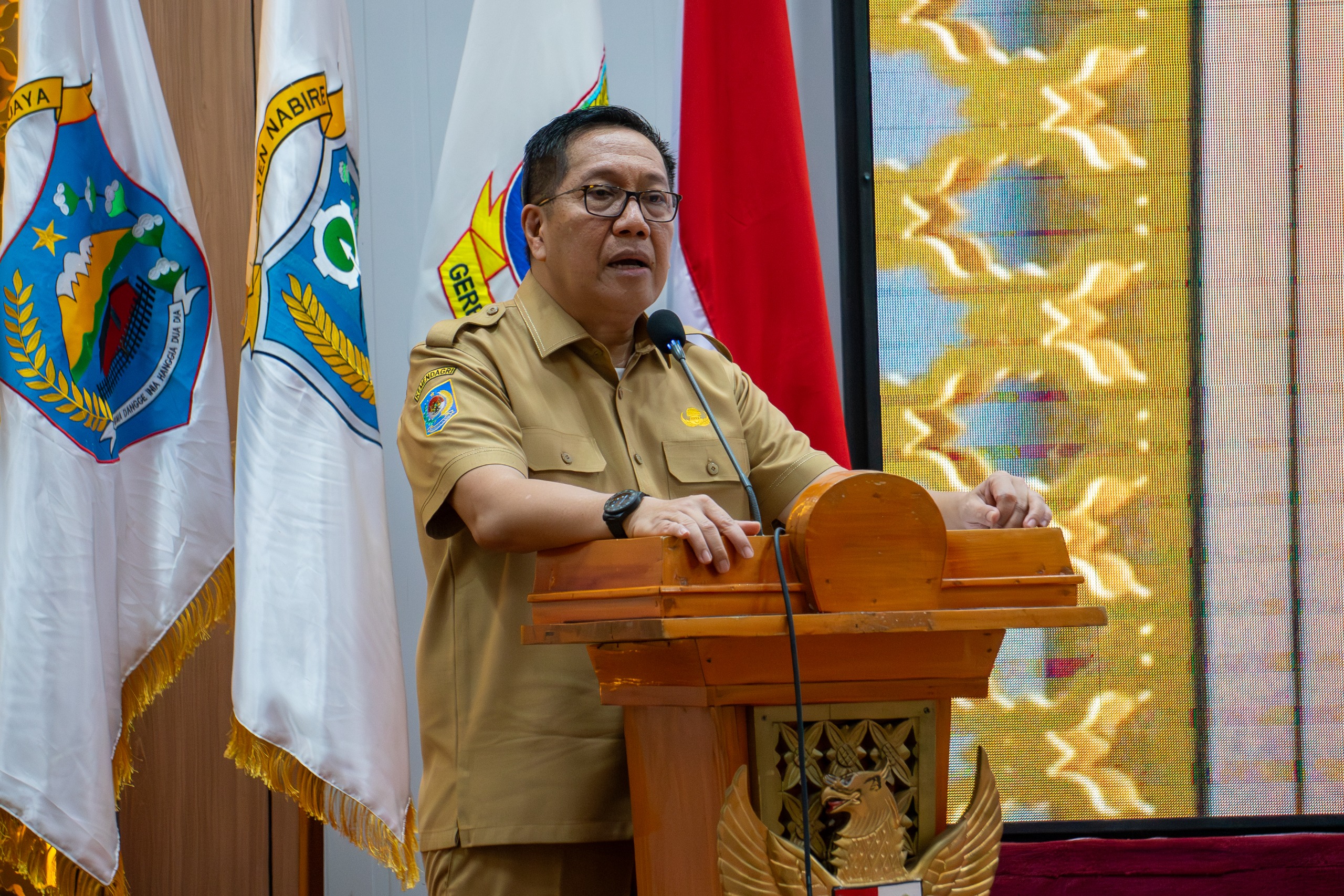 Penjabat Sekda Papua Tengah Silwanus Sumule saat membuka Loka karya roadmap peningkatan PAD Papua Tengah. (CEPOSONLINE.COM/HUMAS PEMPROV).