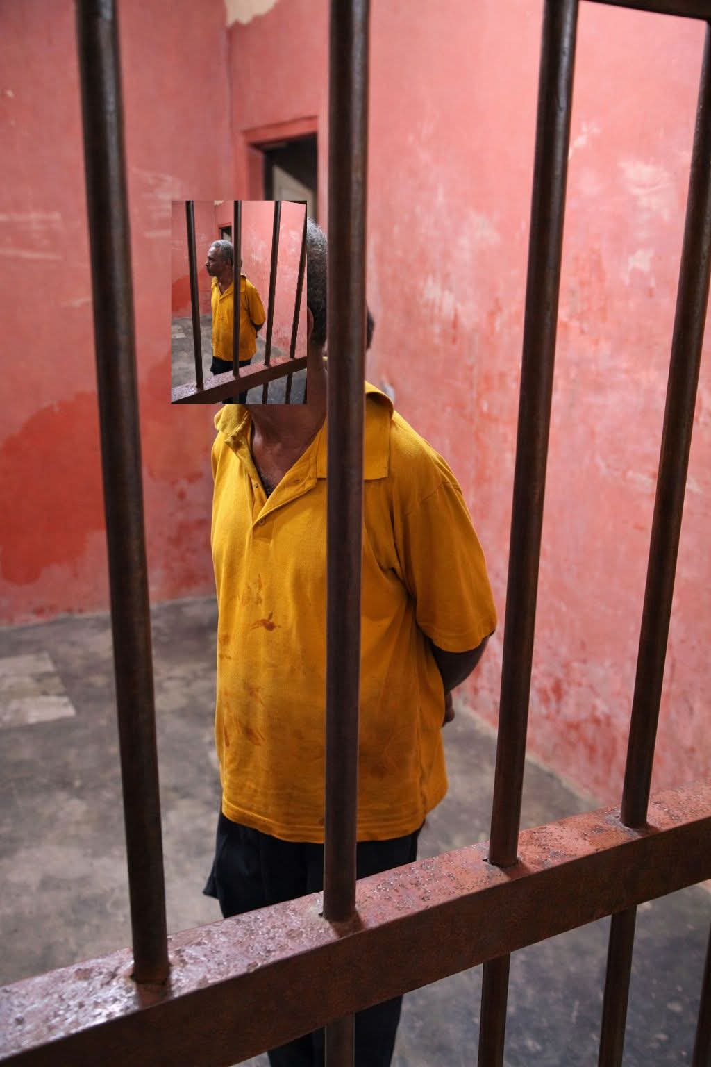 Pelaku NB di dalam tahanan di Polsek Sentani Barat, Minggu (29/3/2025). (CEPOSONLINE.COM/Humas Polres Jayapura)