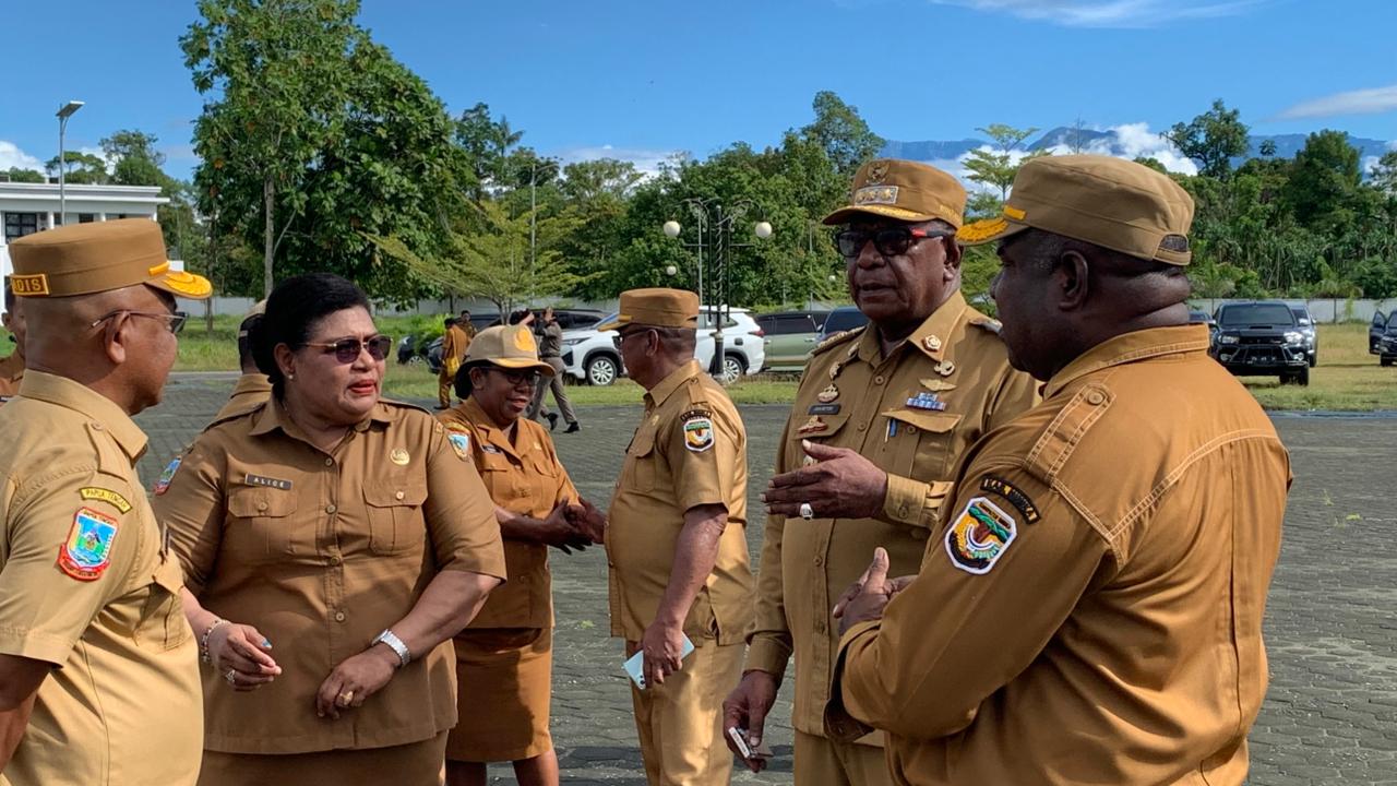 Bupati Johannes Rettob berbincang dengan pimpinan OPD usai apel gabungan OPD perdana pasca libur Lebaran, di Lapangan Kantor Puspem, Senin (30/3/2026). (Foto: CEPOSONLINE.COM/MOH. WAHYU WELERUBUN).