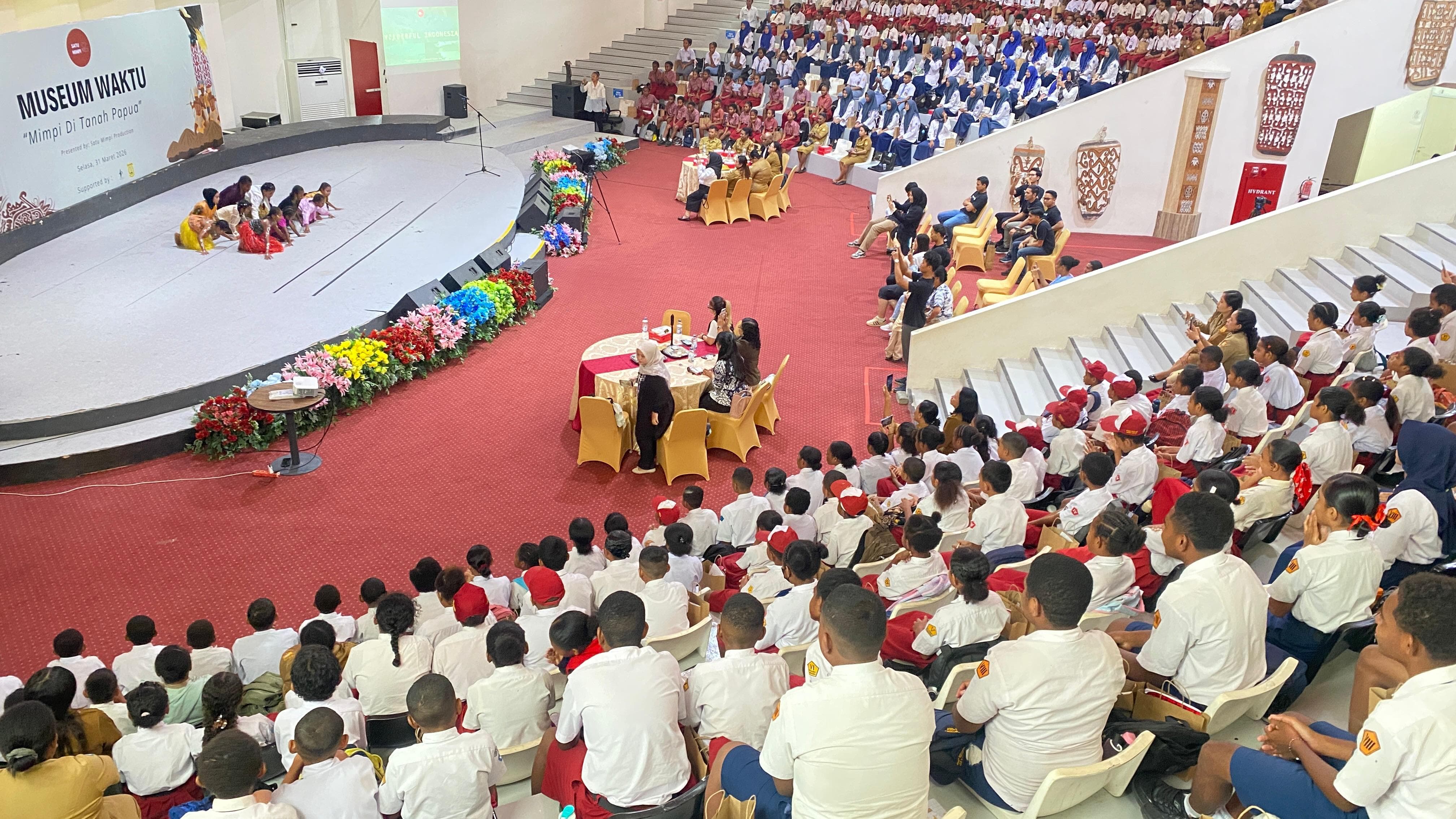 Ratusan siswa saat menghadiri kegiatan Museum Waktu &ldquo;Mimpi di Tanah Papua&rdquo; di PYCH Kotaraja, Selasa (31/3/2026).