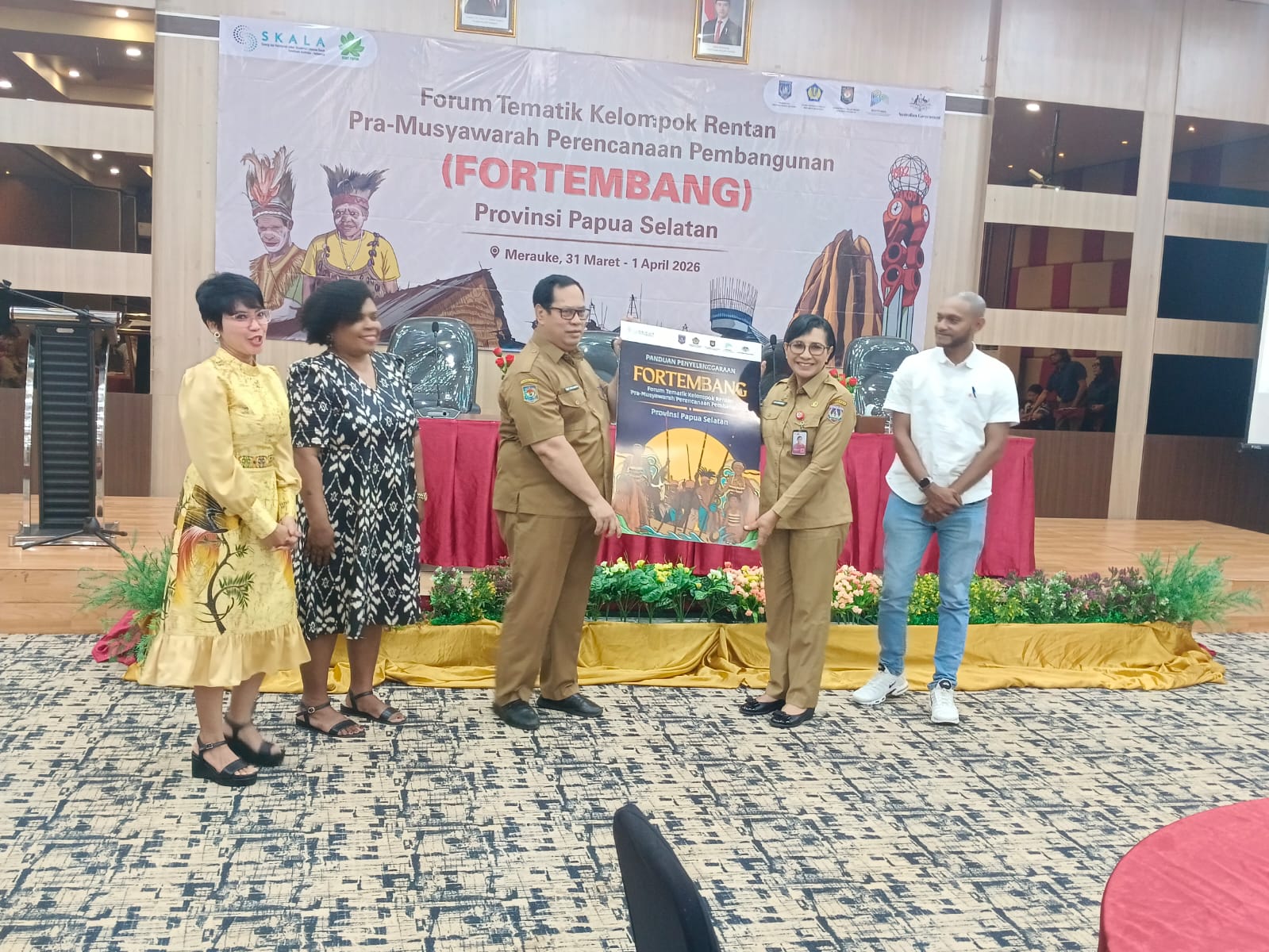 Kepala Bapperinda Papua Selatan Ulmy Listianingsih Wayeni saat menyerahkan pedoman penyusunan dokumen Fortembang Papua Selatan.