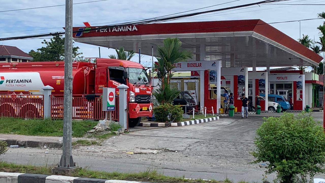 Pengisian BBM di salah satu SPBU di wilayah Kota Timika, Selasa (31/3/2026), (Foto: CEPOSONLINE.COM/MOH. WAHYU WELERUBUN).