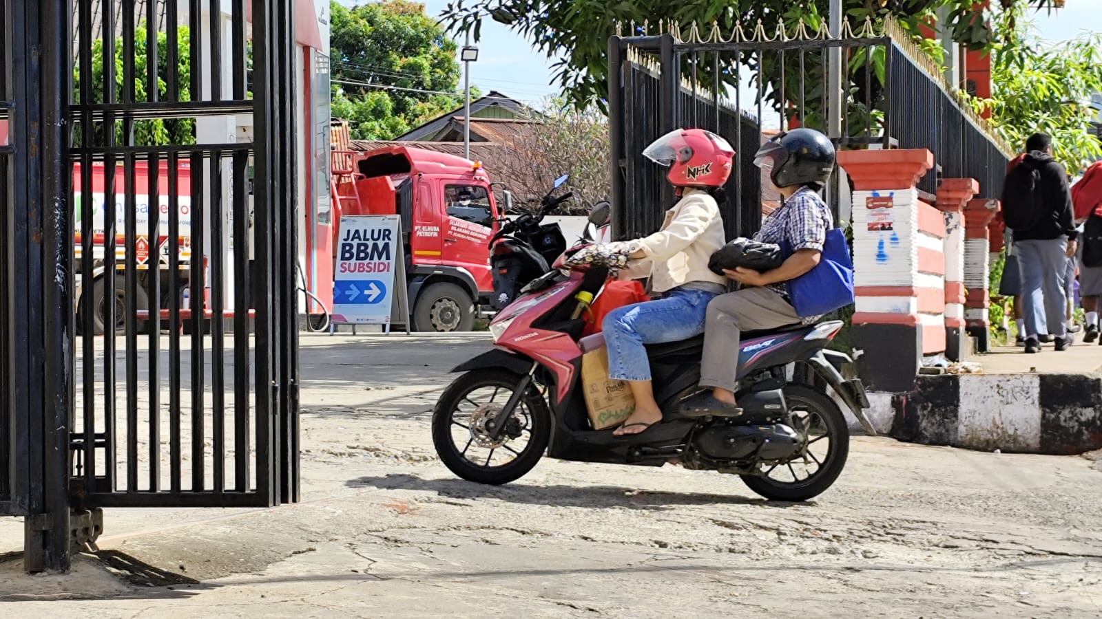 Pengendara motor memasuki SPBU di Dok 5 bawah Jayapura, Papua pada 22 Juli 2025 lalu.