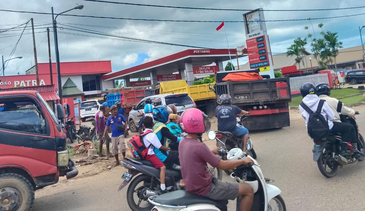 Antrian panjang memadati SPBU Jalan Parako, salah satu SPBU di dalam Kota Merauke, Selasa (31/3).