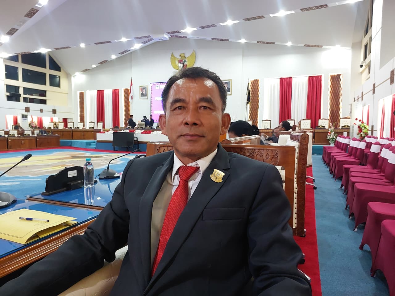 Anggota Fraksi PDIP DPR Papua Martinus Pasang saat membacakan lapuran pandangan umum fraksi dalam rapat paripurna di gedung DPRP, Senin (30/3/2026)