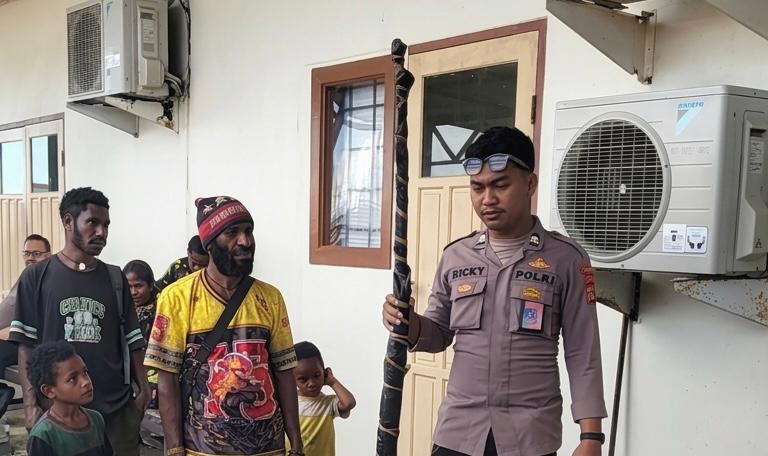 Polisi saat melakukan razia di Bandara Mozes Kilangin Timika, Selasa (31/3/2026). (Foto: Istimewa).