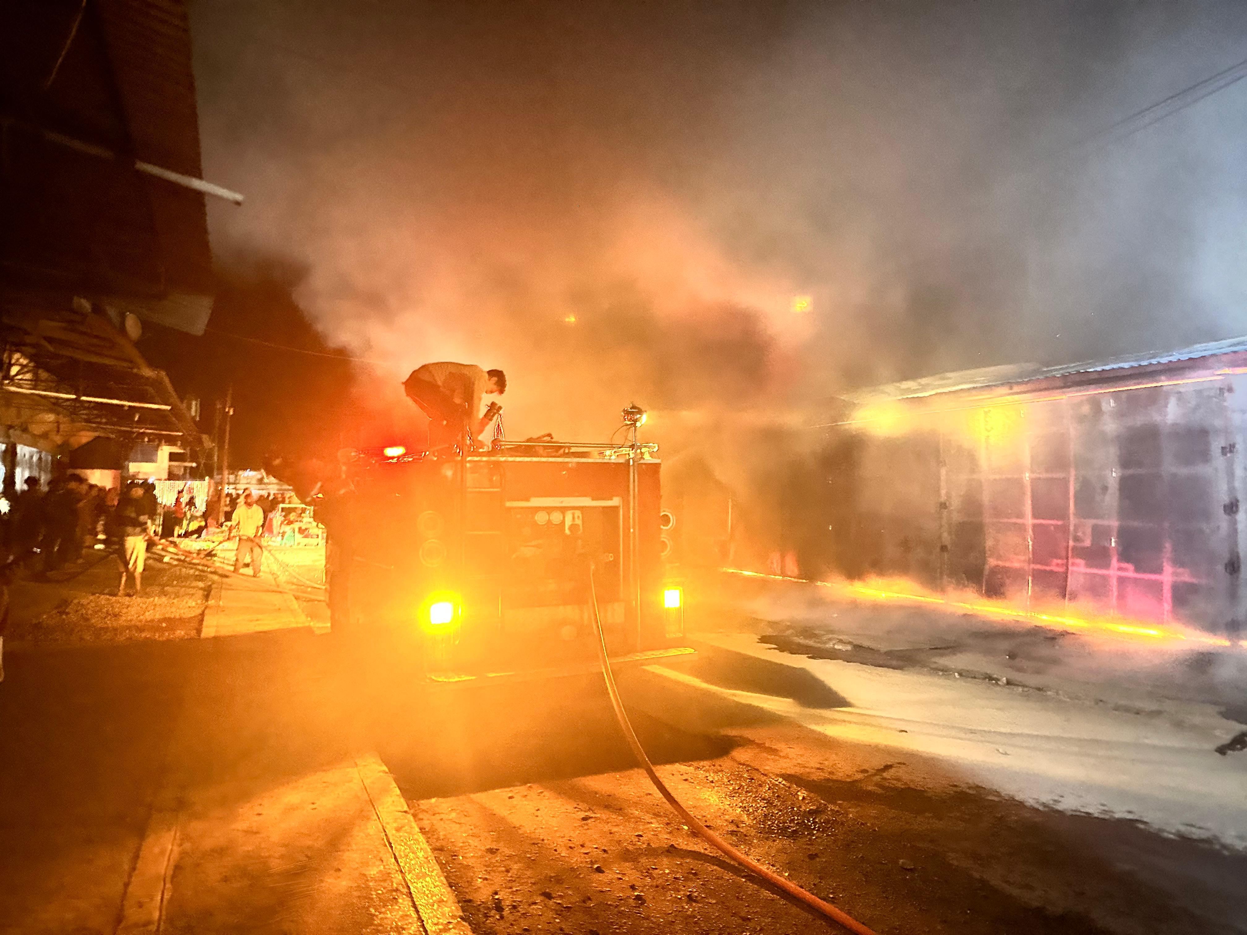 Jenazah dari Korban kebakaran saat di evakuasi oleh aparat Polres Jayawijaya dan warga setempat dari atas salah satu ruko yang terbakar di jalan Sulawasi Wamena 01.45 Wit dini hari. Selasa (31/3/2026)