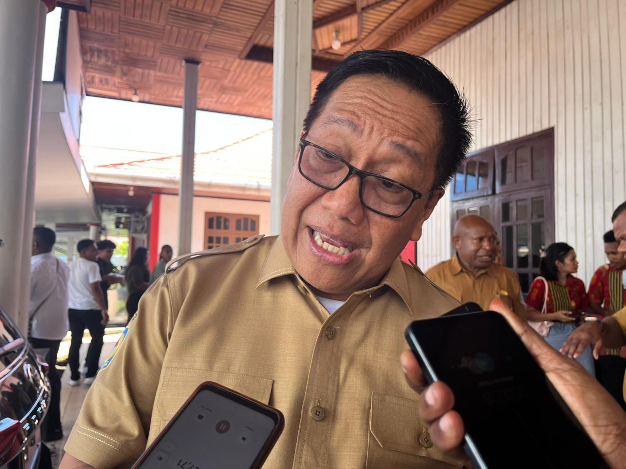 Pj. Sekda Papua Tengah, Silwanus Sumule dan Kepala Bapperida Papua Tengah, Eliezer Yogi saat diwawancarai. (CEPOSONLINE.COM/THERESIA TEKEGE)