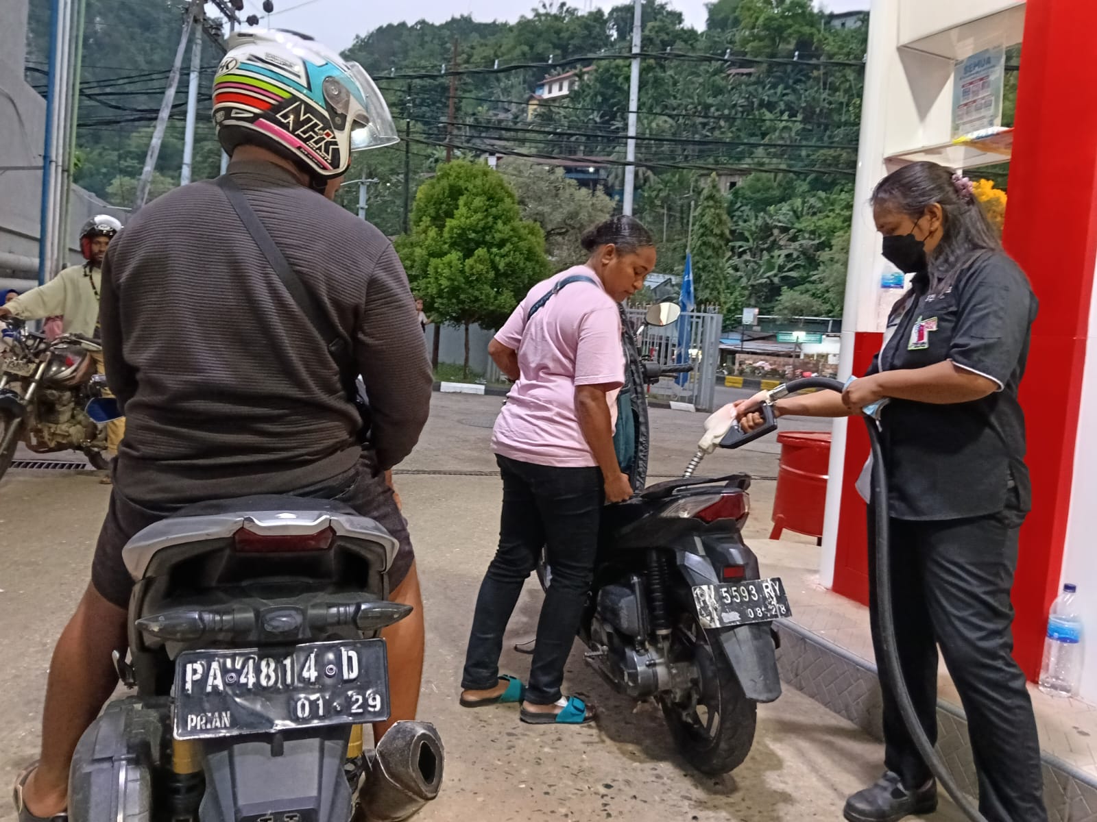 Warga membeli BBM untuk kendaraannya di SPBU APO, Kota Jayapura, Senin (18/3.)Pertamina Patra Niaga Regional Papua Maluku memastikan stok BBM, LPG, dan minyak tanah dalam kondisi aman.