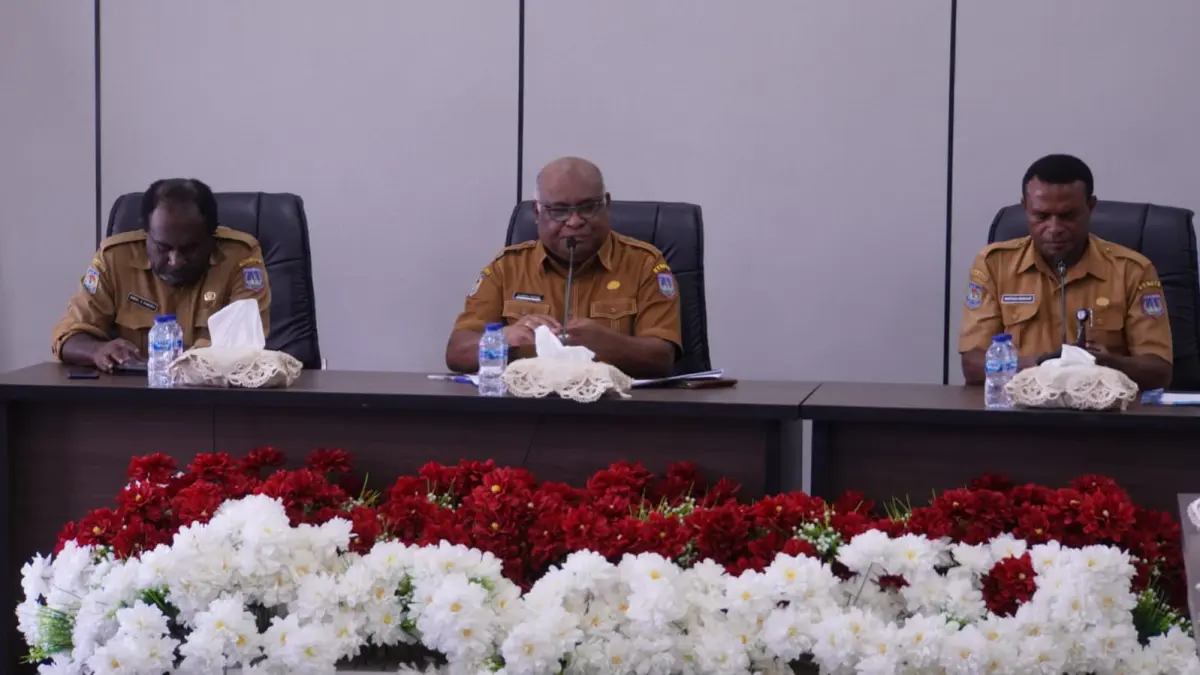 Asisten III Setda Papua Selatan, Albert Rapami (tengah) mewakili Sekda Ferdinandus Kainakaimu saat pimpin rapat dalam rangka penyelesaian SAKIP setiap OPD, Selasa (31/1/2026)&nbsp;