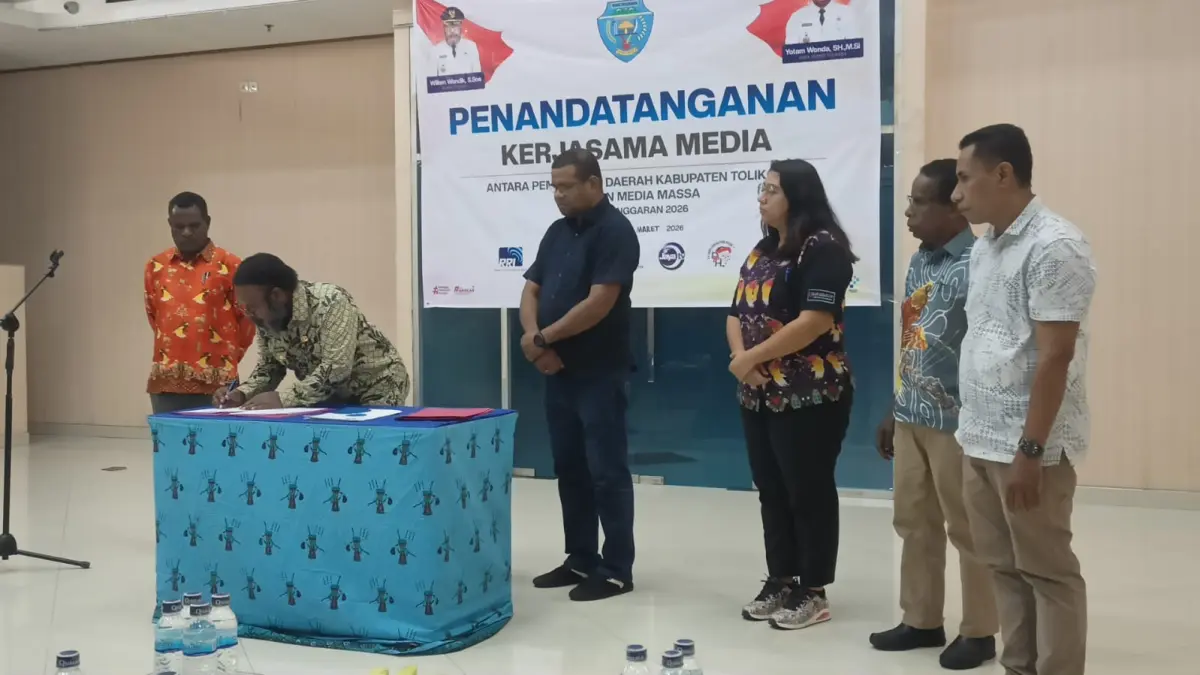 Bupati Tolikara Willem Wandik, SSos saat melakukan penandatanganan kerjasama dengan sejumlah media massa yang dipusatkan di aula Graha Pena Papua Cenderawasih Pos, Selasa (31/3/2026) &nbsp;malam.&nbsp;
(Ceposonline.com/Agung)