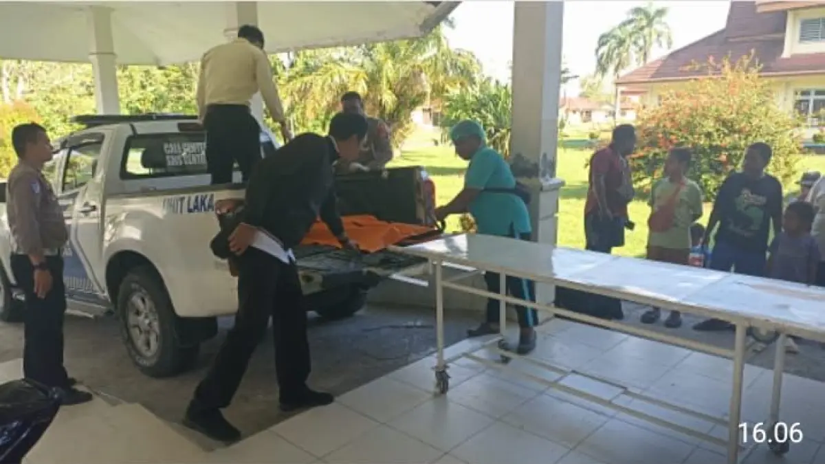 Jenazah korban saat ditemukan petugas di area semak-semak Jalan Trans Timika – Nabire. (Foto: Istimewa)