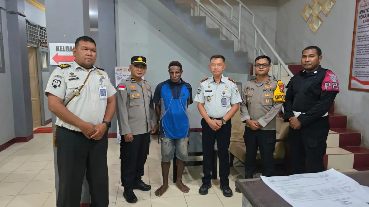 Narapidana Paskalis Kaminaimu (baju warna Biru) saat diserahkan Kapolsek Tanah Miring &nbsp;Ipda Wilustono S.M &nbsp;diterima Kalapas Merauke Dawanto, Selasa (31/3) &nbsp; foto: Foto/Istimewa 