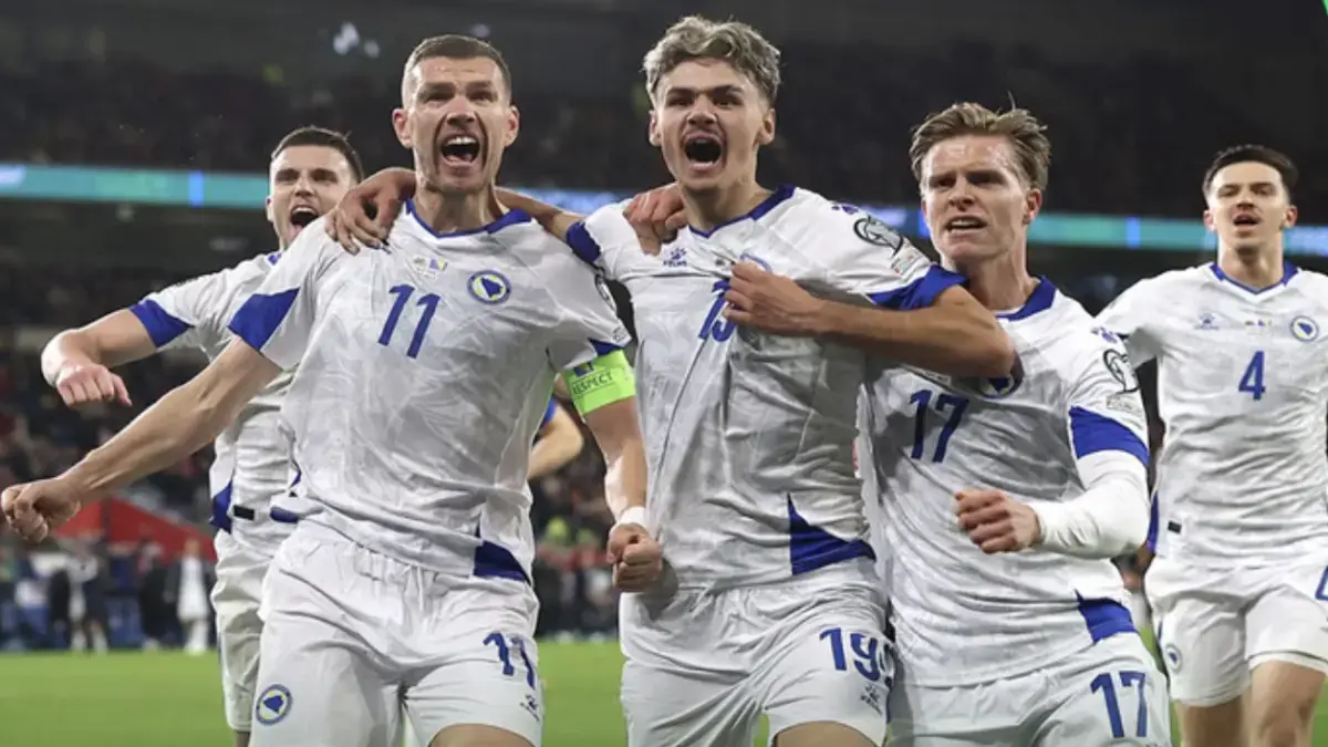 Para pemain timnas Bosnia dan Herzegovina melakukan selebrasi usai menang adu penalti atas timnas Italia di laga playoff Piala Dunia 2026.(X @FIFAWorldCup)