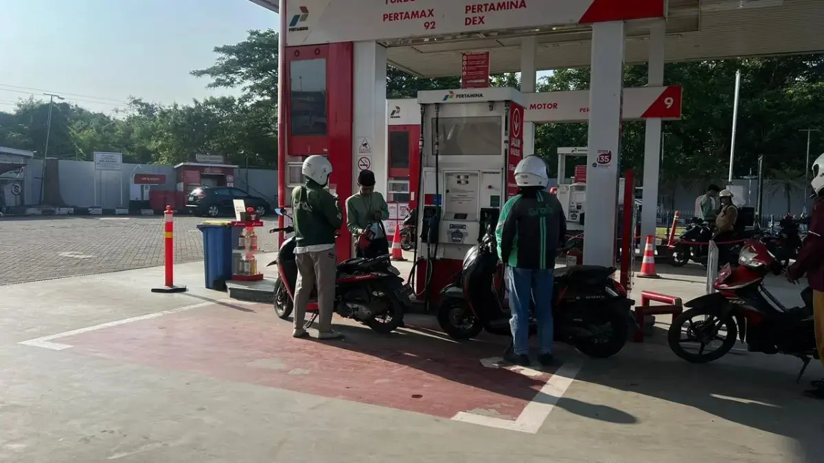 
Pertamina tegaskan tak ada penyesuaian harga Bahan Bakar Minyak (BBM), baik non-subsidi maupun BBM bersubsidi per 1 April 2026. (Dery Ridwansah/Jawapos)