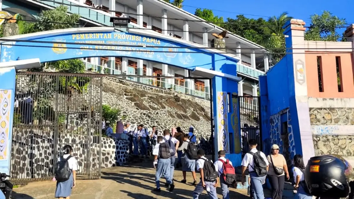 Siswa/siswi SMAN 2 Jayapura memasuki gerbang sekolah. &nbsp;Mendikdasmen Abdul Mu