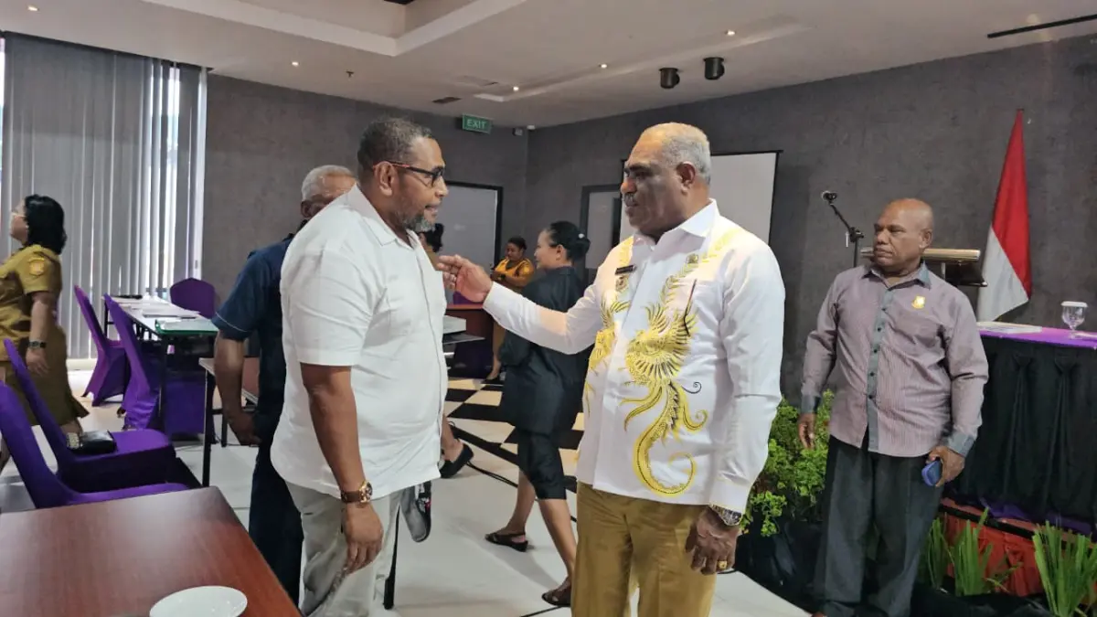 Wali Kota Jayapura, Abisai Rollo saat berdiskusi salah satu anggota DPRK, Christian Ireuw disela penutupan Muarenbang Otsus Kota Jayapura, Selasa (31/3/2026). (CEPOSONLINE.COM/HANS PALEN).