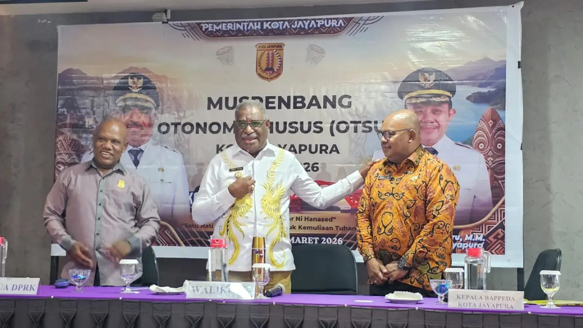 Wali Kota Jayapura, Abisai Rollo saat berdiskusi santai dengan Kepala Bappeda, Roby Kepas Awi disela-sela penutupan Musrenbang Otsus, Selasa (31/3/2026) (CEPOSONLINE.COM/HANS PALEN).