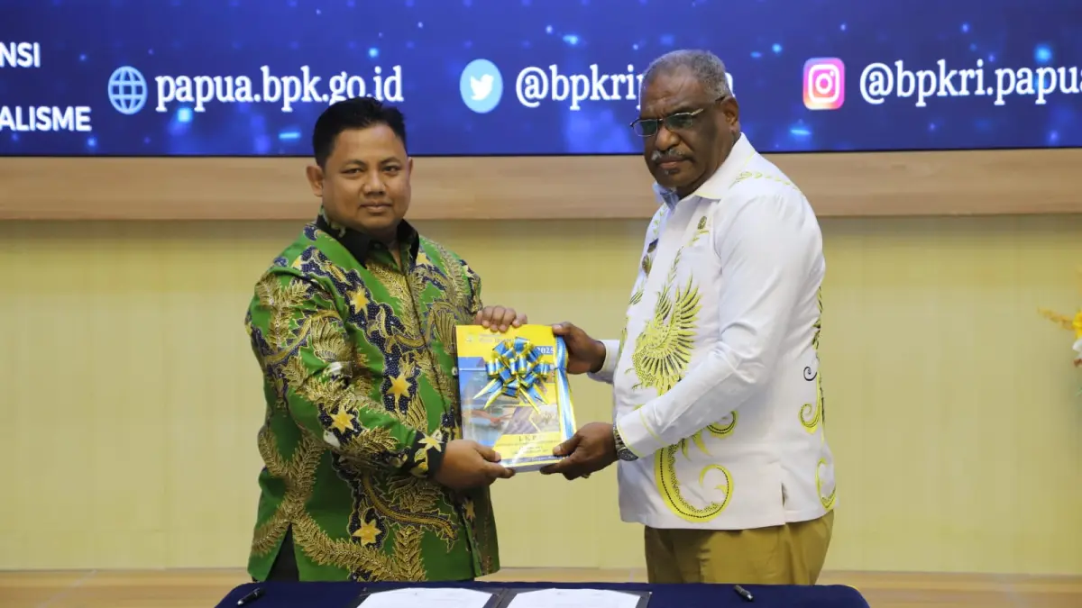 Wali Kota Jayapura, Abisai Rollo saat menyerahkan LKPD 2025 kepada Kepala BPK Perwakilan Provinsi Papua, Bhuono Agung Nugroho. (CEPOSONLINE.COM/HANS PALEN).