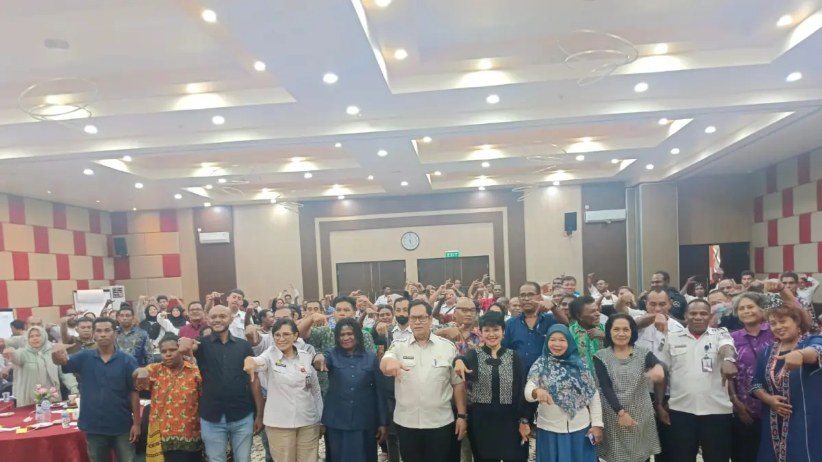 Asisten I Setda Papua Selatan Agustinus Joko Guritno, Kepala Bapperida Papua Selatan Selatan Ulmy Listianingsih Wayeni, Direktur Jerat Jimmy Biay dan para peserta Fortembang pada penutupan kegiatan tersebut, Rabu (1/4/2026). (Sulo/Cepos) 