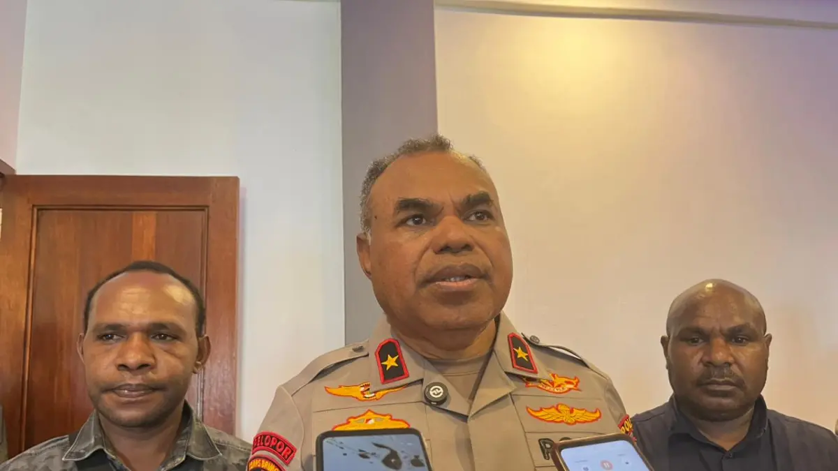 Kapolda Papua Tengah, Brigjen Pol. Jermias Rontini, saat diwawancarai media usai pimpin pertemuan dengan koalisi masyarakat Dogiyai di Nabire, Kamis (2/4/2026).(CEPOSONLINE.COM/THERESIA F. TEKEGE)