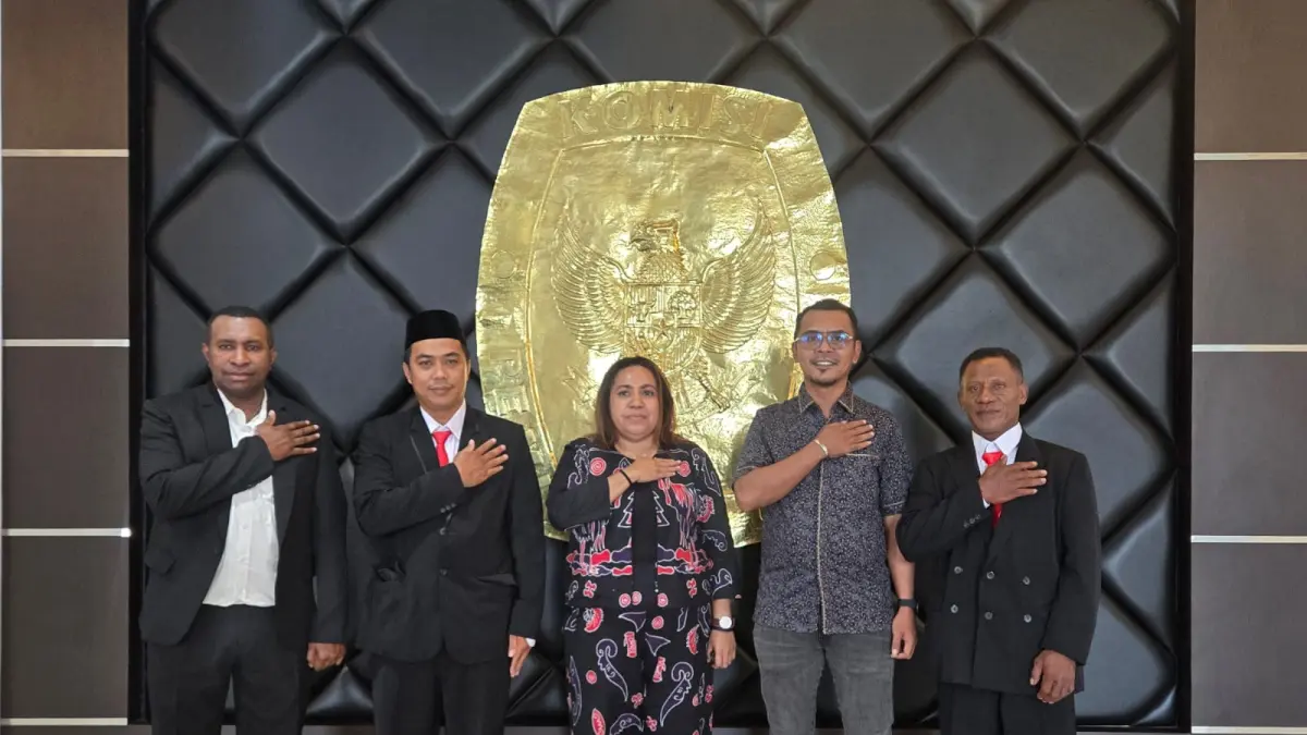 Ketua KPU Kota Jayapura, Dessy Itar (Tengah) bersama 4 anggota lainnya saat foto bersama usai pleno, Kamis (2/4/2026). (CEPOSONLINE.COM/DOK)