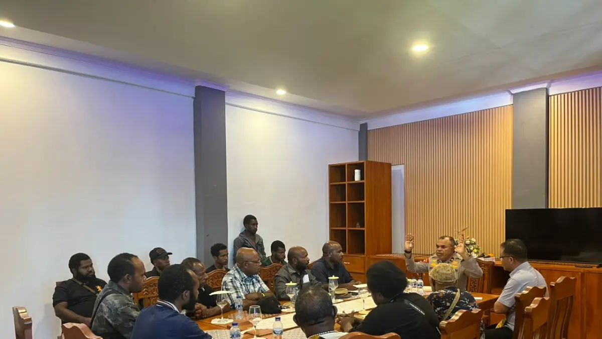 Koalisi Masyarakat Dogiyai di Nabire saat melakukan dialog dengan Kapolda Papua Tengah di Cafe Chartenz Nabire. (CEPOSONLINE.COM/THERESIA F. TEKEGE)
