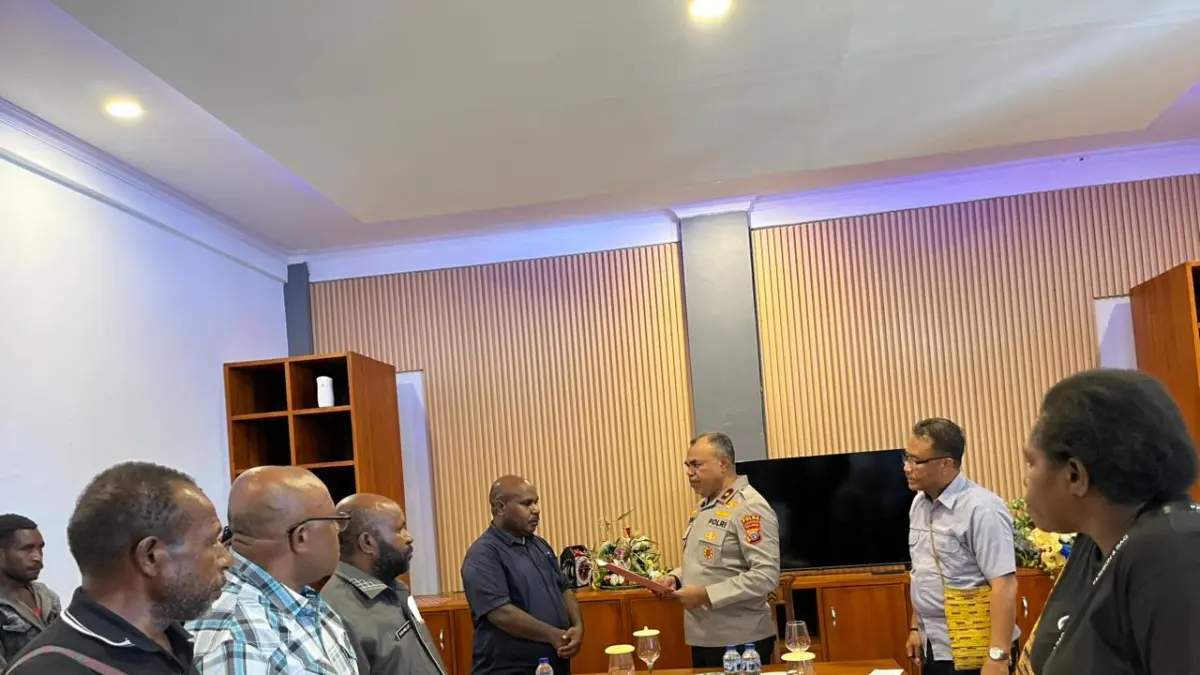 Koordinator Koalisi Masyarakat Dogiyai di Nabire, Andrias Gobai saat menyerahkan pernyataan sikap kepada Kapolda Papua Tengah di Cafe Chartenz Nabire. (CEPOSONLINE.COM/THERESIA F. TEKEGE)