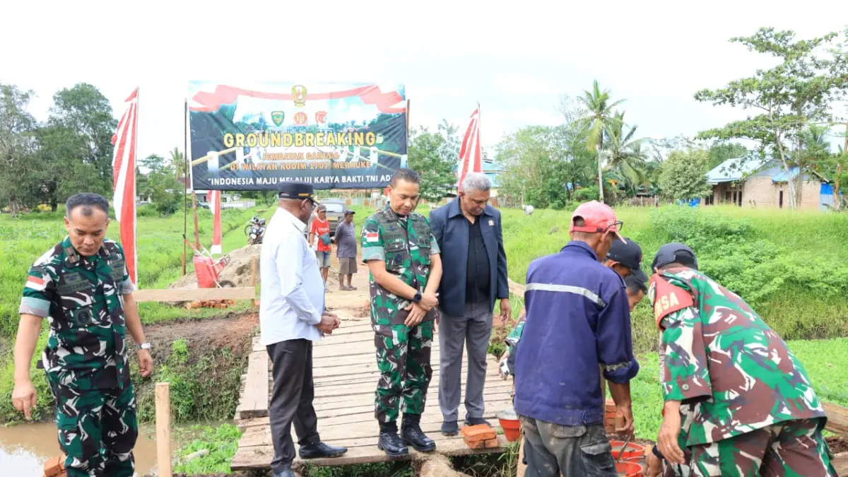 Pangdam XXIV/Mandala-Trikora, Letjen TNI Lucky Avianto didampingi Sekda Provinsi Papua Selatan Ferdinandus Kainakaimu saat melakukan ground breaking pembangunan Jembatan Garuda di Kampung Candra Jaya, Kurik, Merauke, Kamis (2/4/2026).(Ceposonline.com/Sulo). &nbsp;&nbsp;