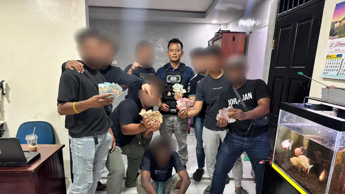 Pelaku yang berhasil diamankan Tim Babat Polres Mimika, Rabu, 1 April 2026. (Dokumen/Ceposonline.com).