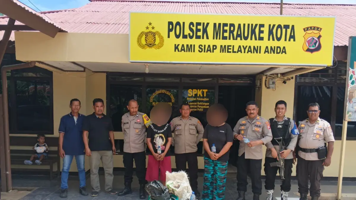 Polsek Merauke Kota saat mengamankan dua IRT yang terlibat dalam pembuatan miras lokal serta menunjukan sejumlah barang bukti yang berhasil disita dari TKP. (Humas Polres/Ceposonline.com).&nbsp;