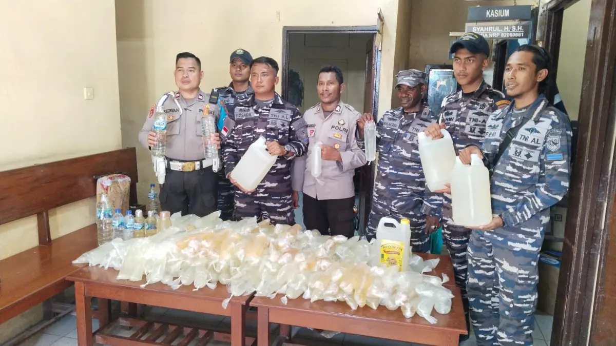 Ratusan liter sopi yang diamankan aparat gabungan di Pelabuhan Poumako saat kedatangan KM. Tatamailau, Kamis (2/4/2026).(Ceposonline.com/dokumen).