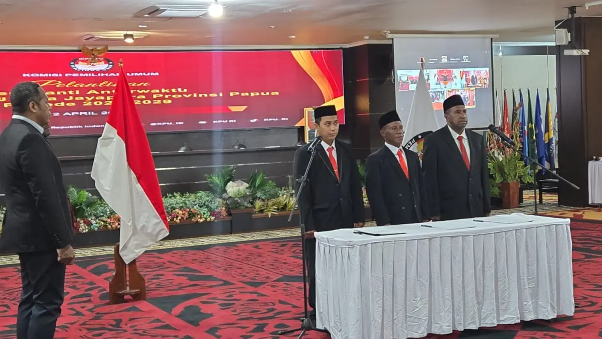 Tiga anggota KPU Baru Kota Jayapura saat dilantik KPU RI di Kantor KPU Provinsi Papua, Kamis (2/4/2026). (CEPOSONLINE.COM/ISTIMEWA).