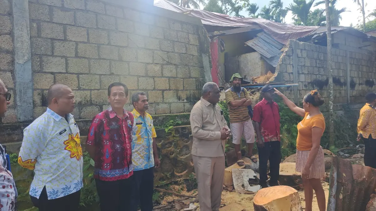 Wali Kota Jayapura, Abisai Rollo saat meninjau lokasi pohon tumbang di kompleks Telkom Jayapura Utara, Kamis (2/4/2026) sore. (Ceposonline.com/Takim).
